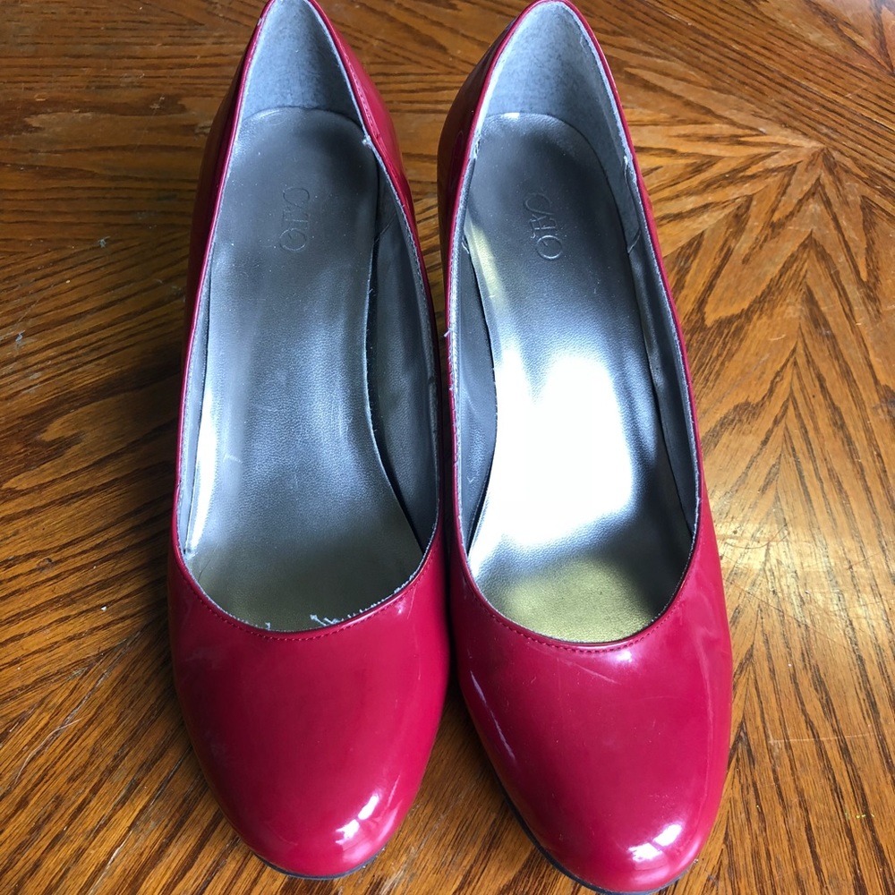 Patent leather, medium heeled red pumps